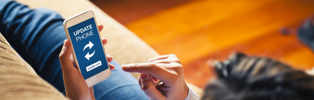 Imagen comprando desde el teléfono movil desde un sofa