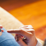 Imagen comprando desde el teléfono movil desde un sofa