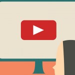 Mujer mirando YouTube en la televisión