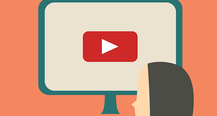 Mujer mirando YouTube en la televisión