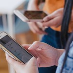 Dos chicas utilizando su móvil