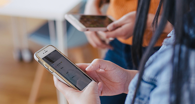 Dos chicas utilizando su móvil